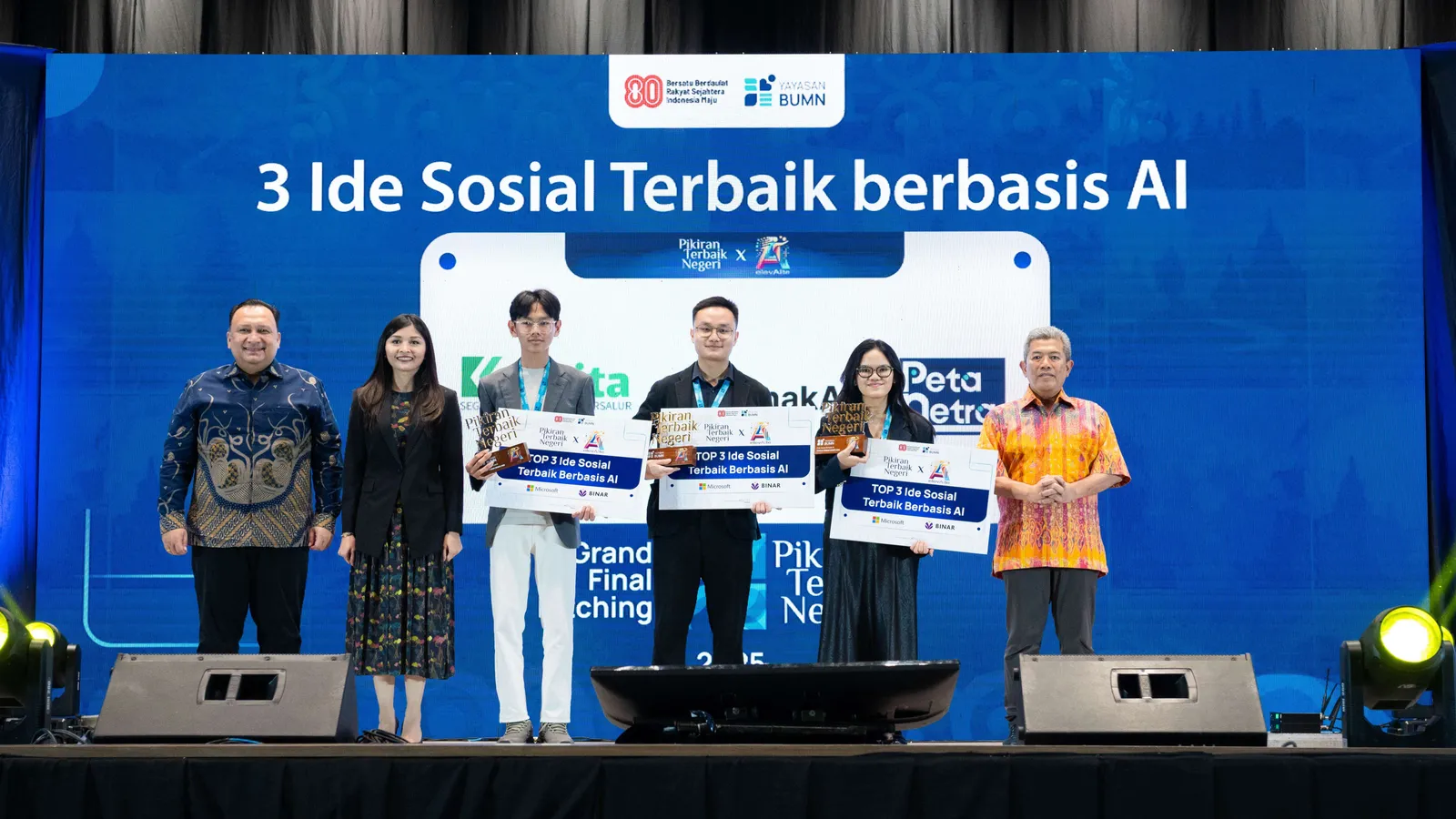 Matthew receiving award for TernakAja